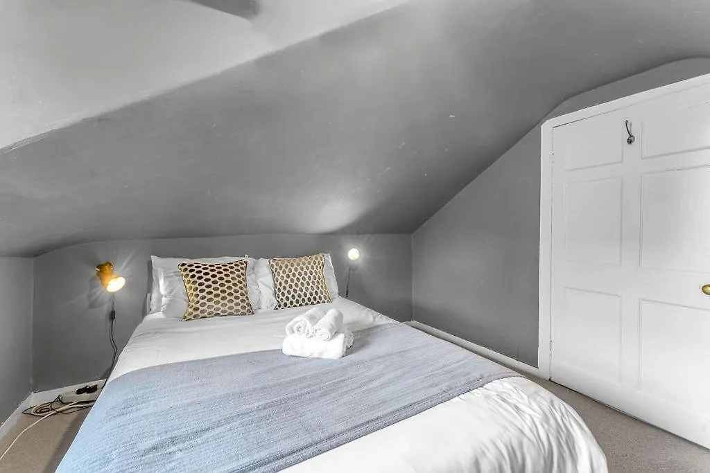 אדינבורו Super Spacious 4 Bed, Sleeps 6 בריטניה